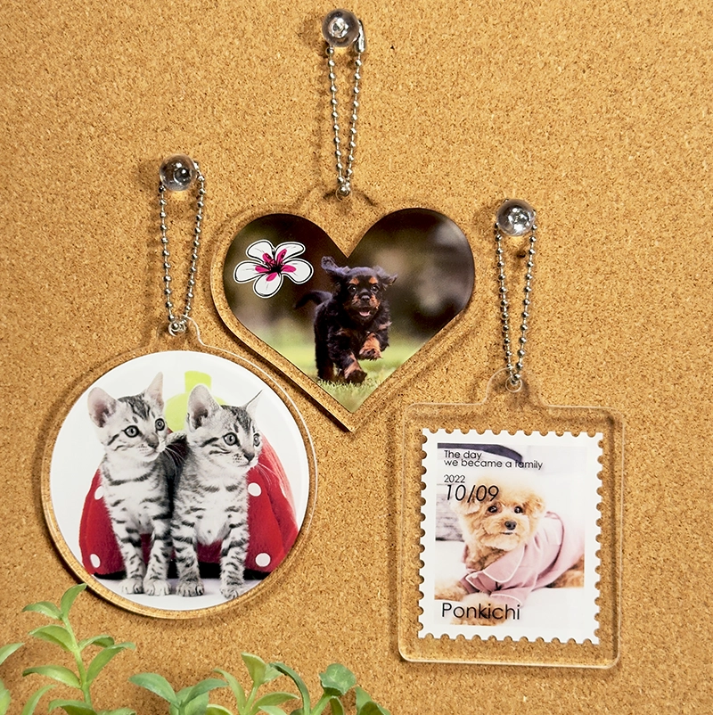 シンプルな円形や正方形アクリルキーホルダーは画像やデザインをバランス良く配置できます。