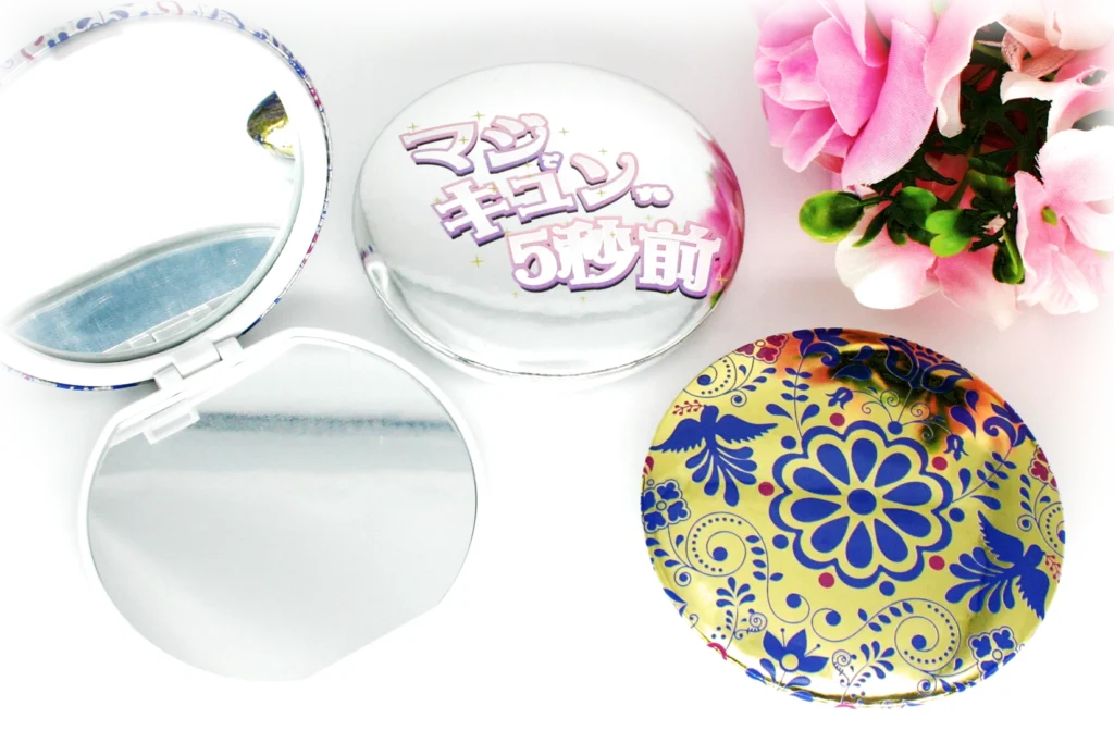 メタリック缶バッジの隠れた人気アイテム「コンパクトミラー」