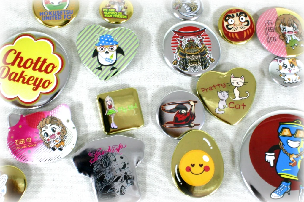 多種多様なメタリック缶バッジの形状